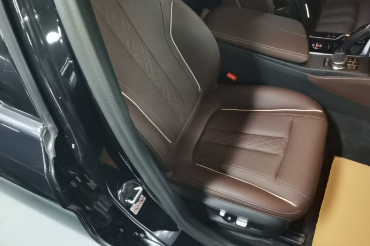 Used BMW 5 Series New Energy 2022 Second Facelift 535Le M Sport Package Right Front Seat