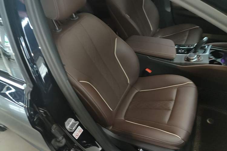 Used BMW 5 Series New Energy 2022 Restyled 535Le M Sport Package Right Front Seat