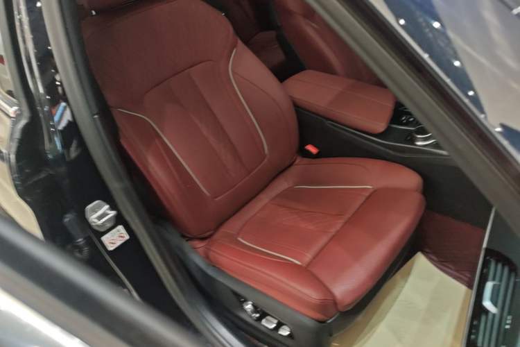Used BMW 5 Series New Energy 2022 Restyled 535Le Pioneer Edition M Sport Package Right Front Seat