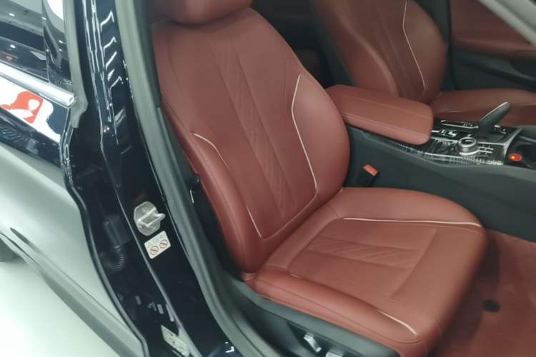 Used BMW 5 Series New Energy 2022 Restyled 535Le M Sport Package Right Front Seat