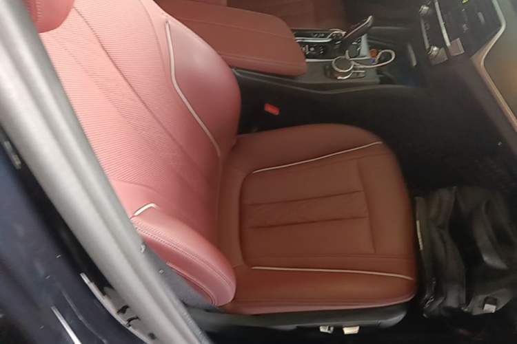 Used BMW 5 Series New Energy 2022 Restyled 535Le M Sport Package Right Front Seat
