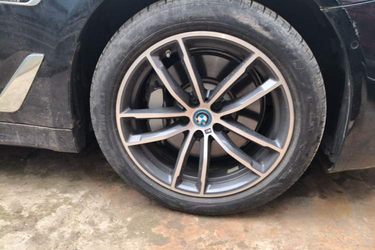 Used BMW 5 Series New Energy 2022 Restyled 535Le Pioneer Edition M Sport Package Right Front Wheel Hub