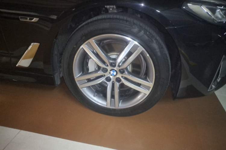 Used BMW 5 Series New Energy 2022 Updated Version 535Le Luxury Package Right Front Wheel Hub