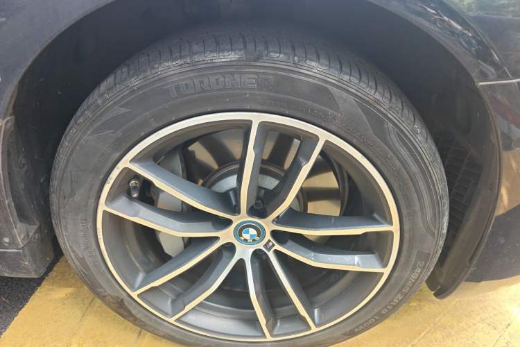 Used BMW 5 Series New Energy 2022 Restyled 535Le M Sport Package Right Front Wheel Hub