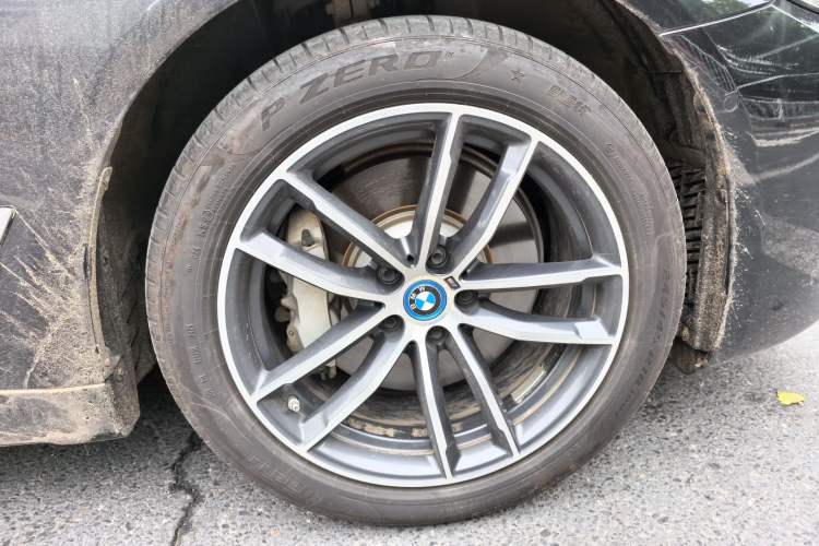 Used BMW 5 Series New Energy 2022 Updated Version 535Le Luxury Package Right Front Wheel Hub