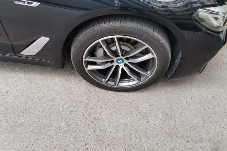 Used BMW 5 Series New Energy 2022 Restyled 535Le M Sport Package Right Front Wheel Hub