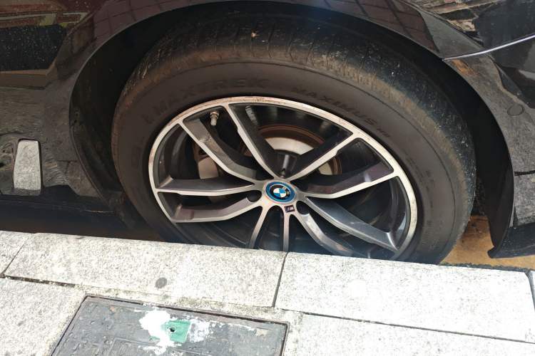 Used BMW 5 Series New Energy 2022 Restyled 535Le M Sport Package Right Front Wheel Hub