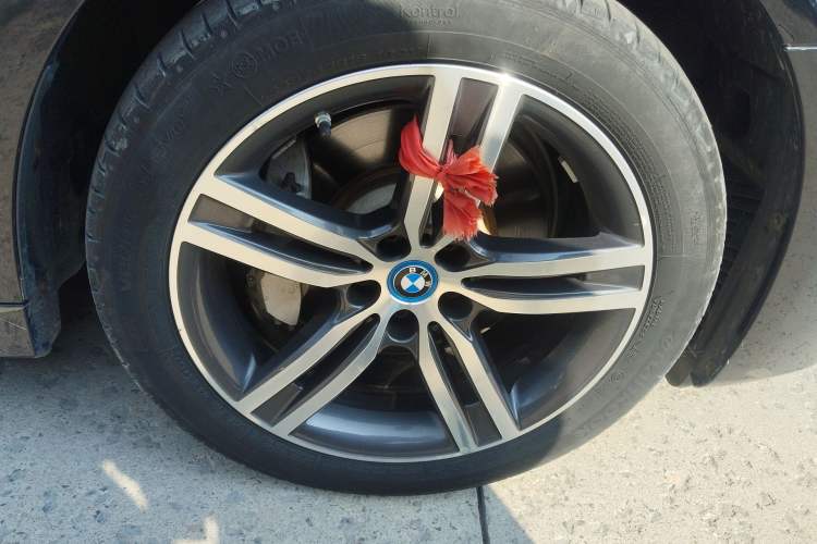 Used BMW 5 Series New Energy 2022 Updated Version 535Le Luxury Package Right Front Wheel Hub