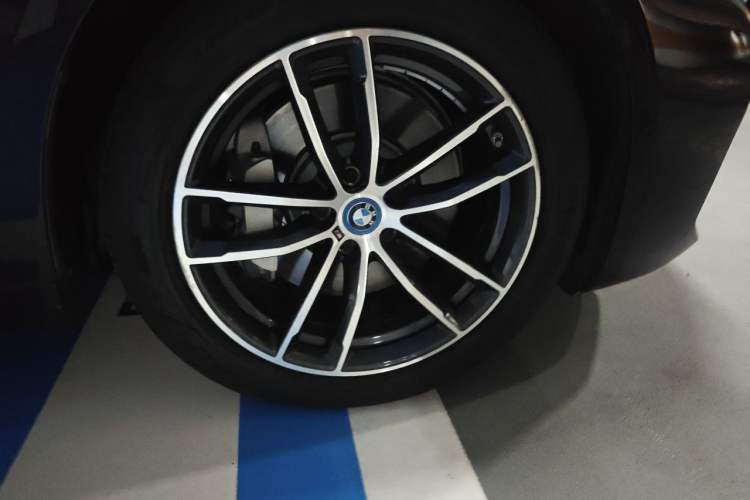 Used BMW 5 Series New Energy 2022 Second Facelift 535Le Pioneer Edition M Sport Package Right Front Wheel Hub