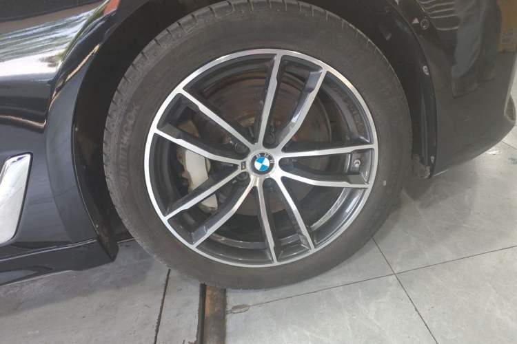 Used BMW 5 Series New Energy 2022 535Le M Sport Package Right Front Wheel Hub