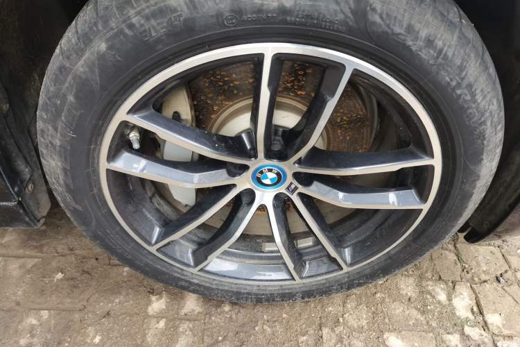Used BMW 5 Series New Energy 2022 Second Facelift 535Le M Sport Package Right Front Wheel Hub