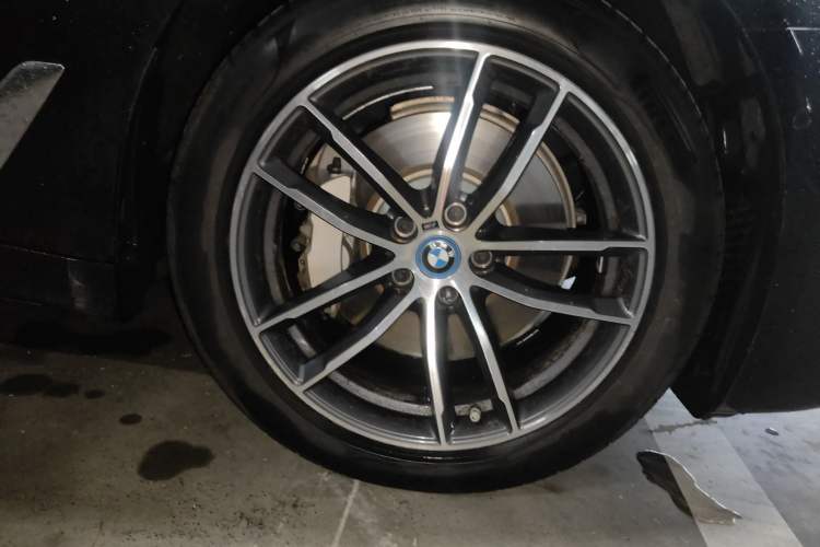 Used BMW 5 Series New Energy 2022 535Le M Sport Package Right Front Wheel Hub