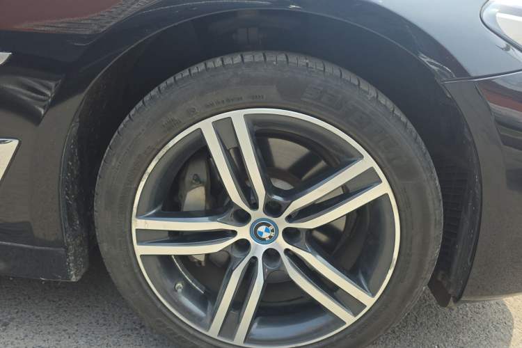 Used BMW 5 Series New Energy 2022 Updated Version 535Le Luxury Package Right Front Wheel Hub