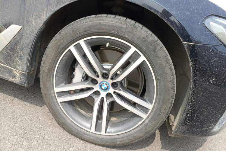 Used BMW 5 Series New Energy 2022 Updated Version 535Le Luxury Package Right Front Wheel Hub