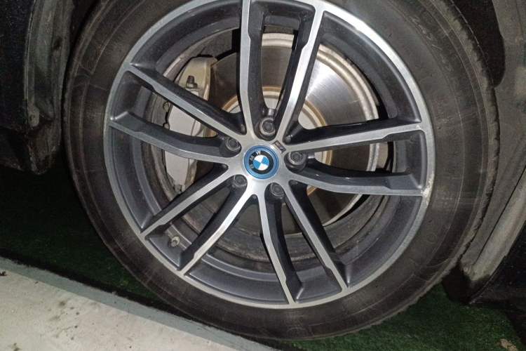 Used BMW 5 Series New Energy 2022 Second Facelift 535Le Luxury Package Right Front Wheel Hub