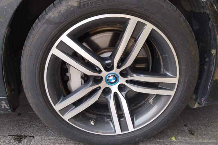 Used BMW 5 Series New Energy 2022 Updated Version 535Le Luxury Package Right Front Wheel Hub