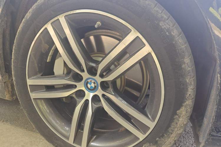 Used BMW 5 Series New Energy 2022 Updated Version 535Le Luxury Package Right Front Wheel Hub