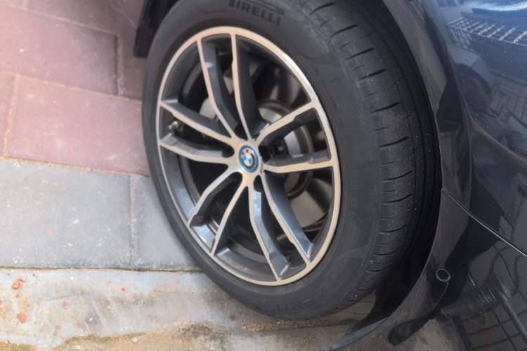 Used BMW 5 Series New Energy 2022 Second Facelift 535Le M Sport Package Right Front Wheel Hub