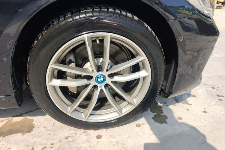 Used BMW 5 Series New Energy 2022 Second Facelift 535Le M Sport Package Right Front Wheel Hub