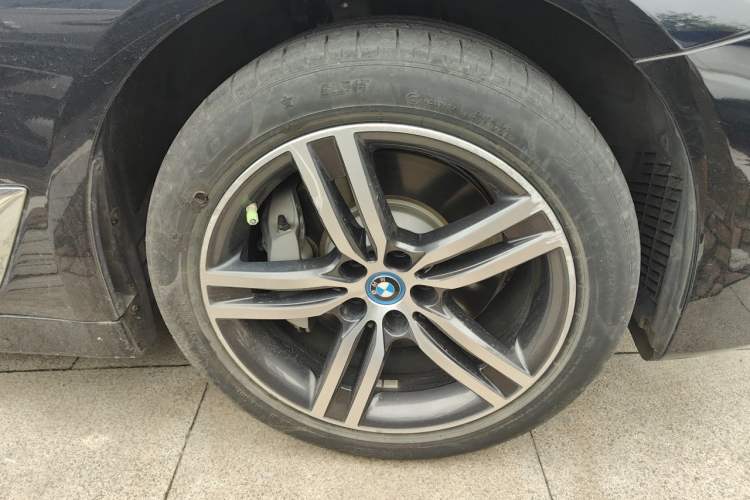 Used BMW 5 Series New Energy 2022 535Le Luxury Package Right Front Wheel Hub