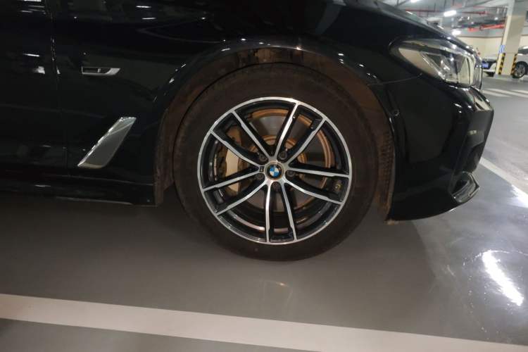 Used BMW 5 Series New Energy 2022 535Le M Sport Package Right Front Wheel Hub