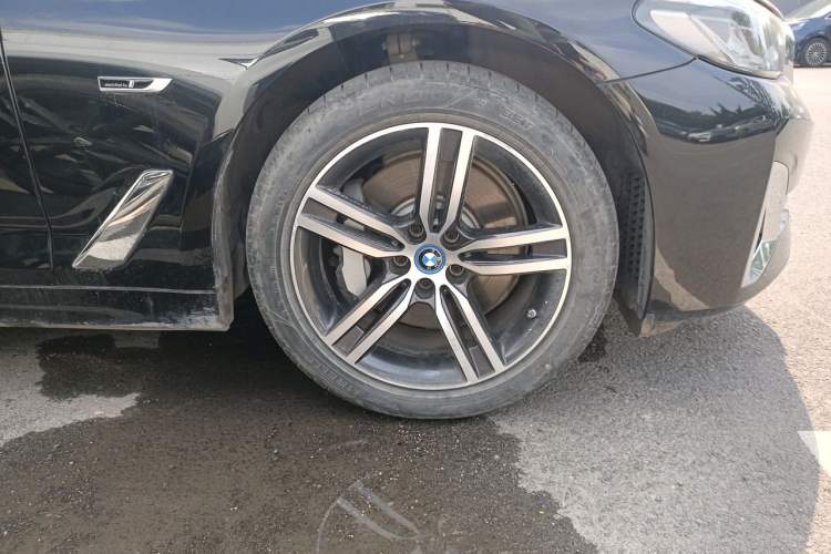 Used BMW 5 Series New Energy 2022 Updated Version 535Le Luxury Package Right Front Wheel Hub