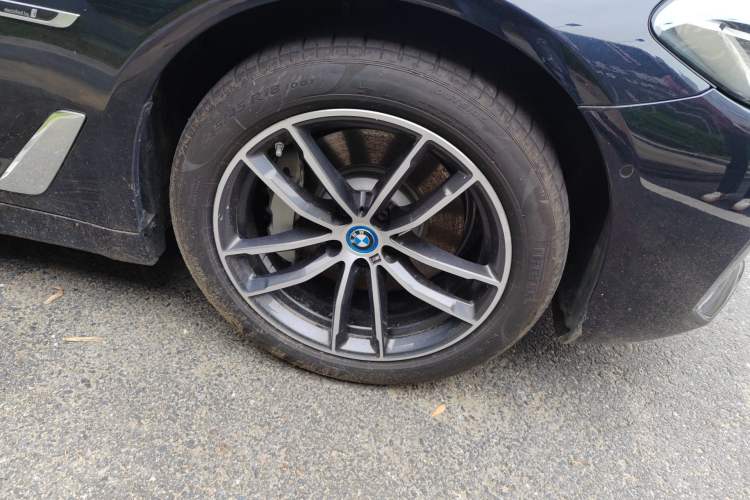 Used BMW 5 Series New Energy 2022 Restyled 535Le M Sport Package Right Front Wheel Hub