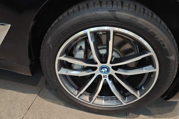 Used BMW 5 Series New Energy 2022 Second Facelift 535Le M Sport Package Right Front Wheel Hub