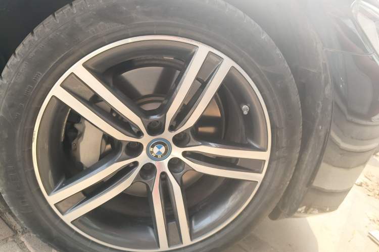 Used BMW 5 Series New Energy 2022 Updated Version 535Le Luxury Package Right Front Wheel Hub