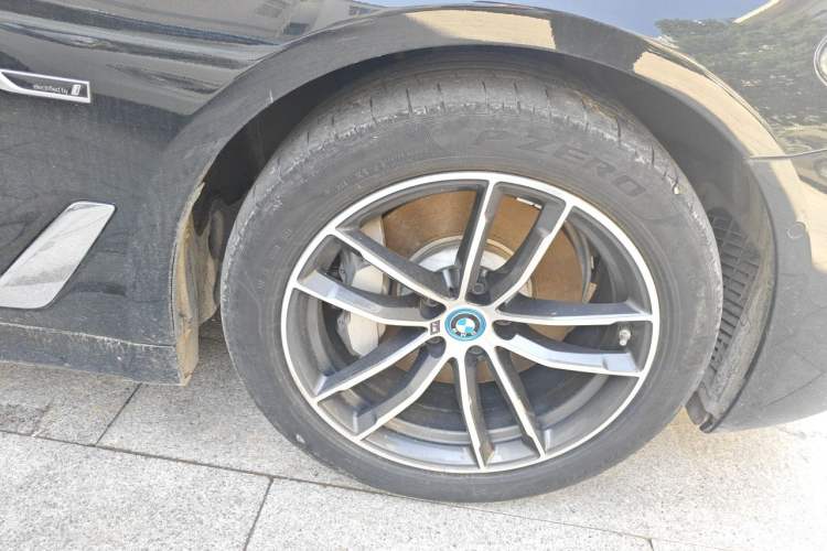 Used BMW 5 Series New Energy 2022 Restyled 535Le M Sport Package Right Front Wheel Hub