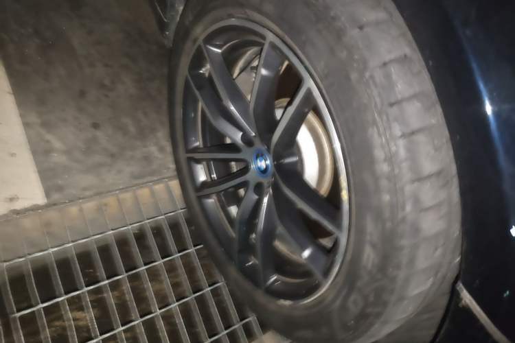 Used BMW 5 Series New Energy 2022 Updated Version 535Le Luxury Package Right Front Wheel Hub