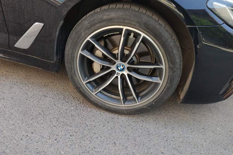 Used BMW 5 Series New Energy 2022 Second Facelift 535Le M Sport Package Right Front Wheel Hub
