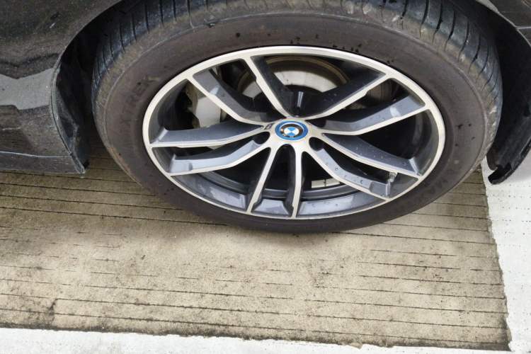 Used BMW 5 Series New Energy 2022 Restyled 535Le M Sport Package Right Front Wheel Hub