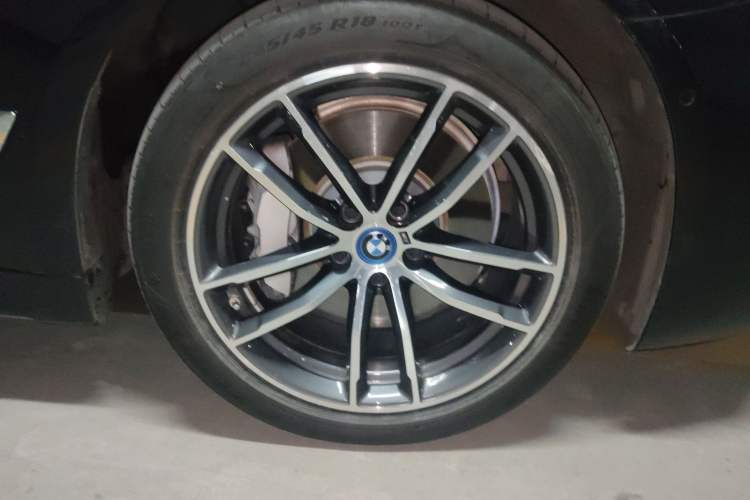 Used BMW 5 Series New Energy 2022 Second Facelift 535Le Pioneer Edition M Sport Package Right Front Wheel Hub