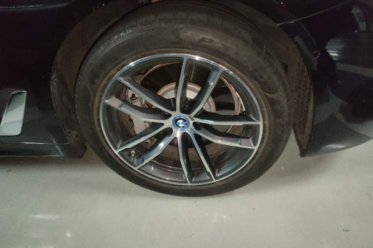 Used BMW 5 Series New Energy 2022 Restyled 535Le M Sport Package Right Front Wheel Hub