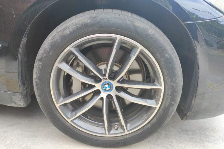 Used BMW 5 Series New Energy 2022 Restyled 535Le M Sport Package Right Front Wheel Hub