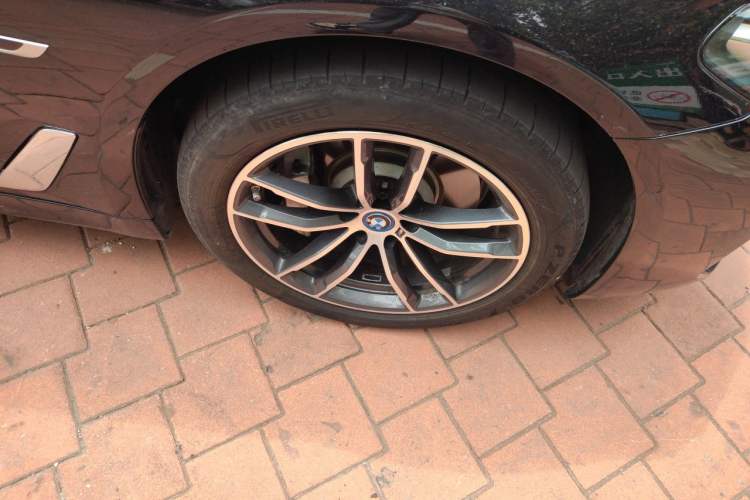 Used BMW 5 Series New Energy 2022 Second Facelift 535Le M Sport Package Right Front Wheel Hub