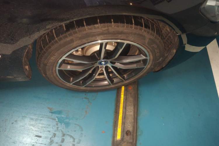 Used BMW 5 Series New Energy 2022 Restyled 535Le M Sport Package Right Front Wheel Hub