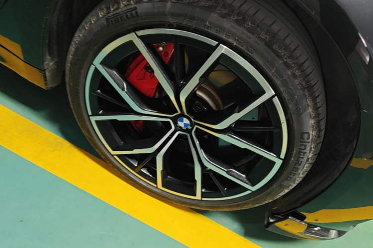 Used BMW 5 Series New Energy 2022 535Le Pioneer Edition M Sport Package Right Front Wheel Hub