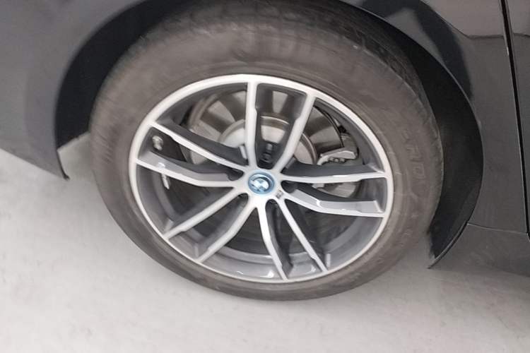 Used BMW 5 Series New Energy 2022 Restyled 535Le M Sport Package Right Rear Wheel Hub
