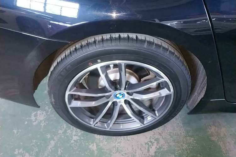 Used BMW 5 Series New Energy 2022 Restyled 535Le M Sport Package Right Rear Wheel Hub