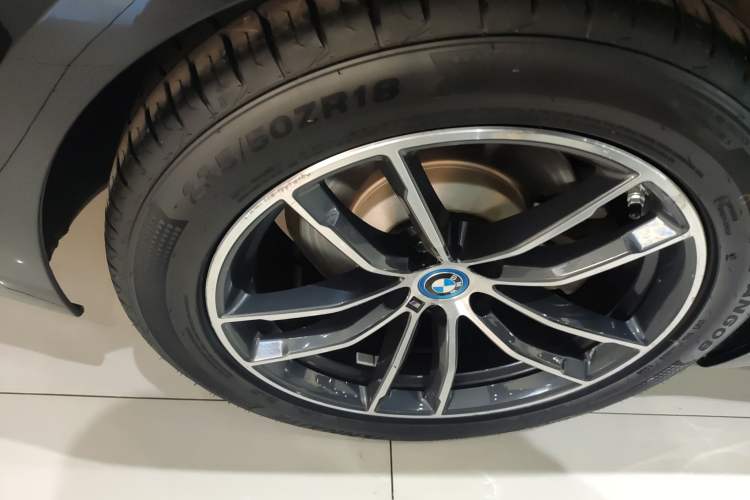 Used BMW 5 Series New Energy 2022 Second Facelift 535Le M Sport Package Right Rear Wheel Hub