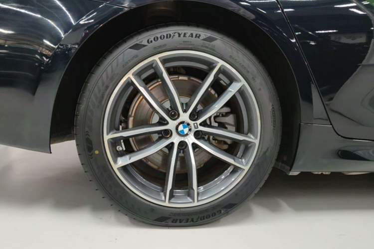 Used BMW 5 Series New Energy 2022 Restyled 535Le M Sport Package Right Rear Wheel Hub