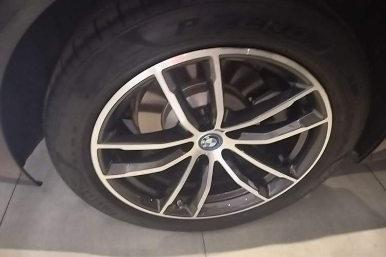 Used BMW 5 Series New Energy 2022 Restyled 535Le M Sport Package Right Rear Wheel Hub
