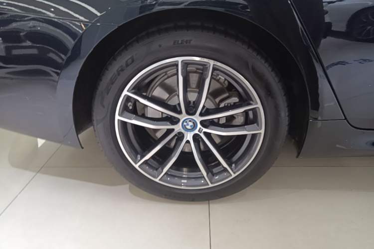 Used BMW 5 Series New Energy 2022 535Le Pioneer Edition M Sport Package Right Rear Wheel Hub