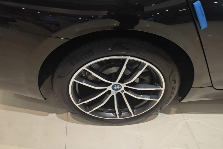 Used BMW 5 Series New Energy 2022 535Le Pioneer Edition M Sport Package Right Rear Wheel Hub