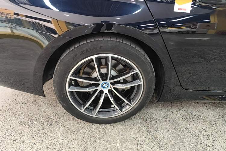Used BMW 5 Series New Energy 2022 Second Facelift 535Le M Sport Package Right Rear Wheel Hub