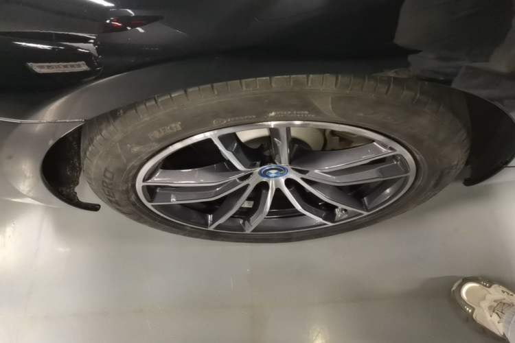 Used BMW 5 Series New Energy 2022 Second Facelift 535Le M Sport Package Right Rear Wheel Hub