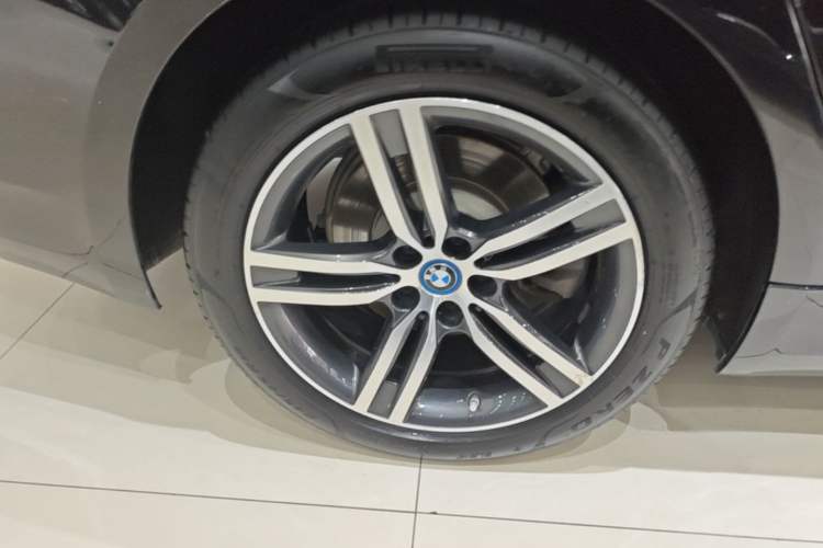 Used BMW 5 Series New Energy 2022 Updated Version 535Le Luxury Package Right Rear Wheel Hub