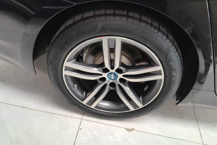 Used BMW 5 Series New Energy 2022 Updated Version 535Le Luxury Package Right Rear Wheel Hub